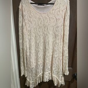 WOMENS LACE BLOUSE WITH LACE DETAIL. CREAM COLOR. 1Xl. ADOM BRAND. HAS LINING.